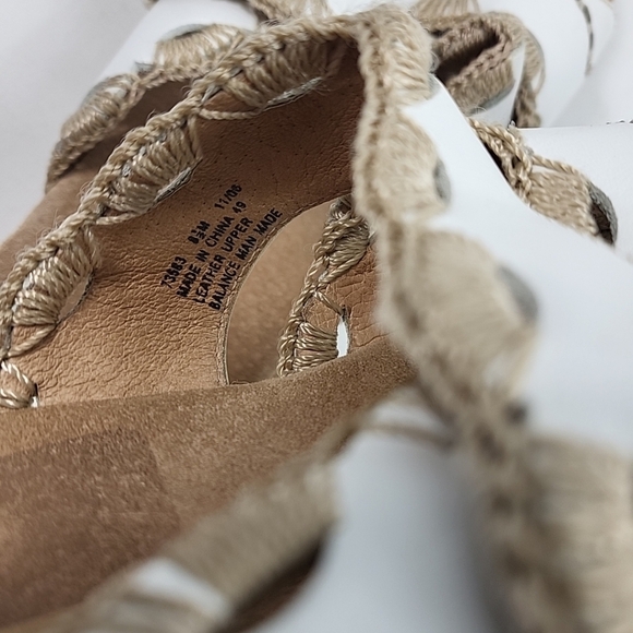 Clarks Artisian White Leather Slides Sandal Wmns 8.5 M Open Toe Wedge Heel Beige - Picture 9 of 9